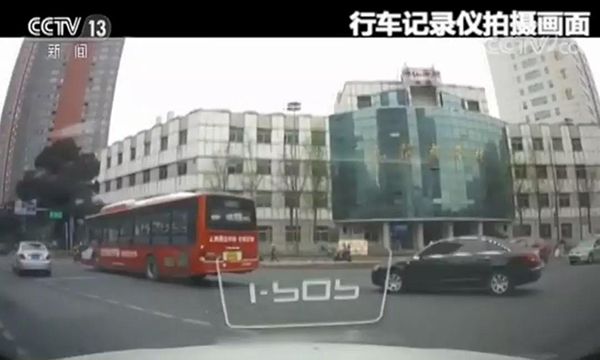 央视调查“失控奔驰车”事件，回应网友五方面疑问