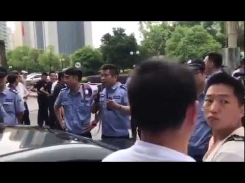 武汉武昌区政府门口 警察与集会者对峙