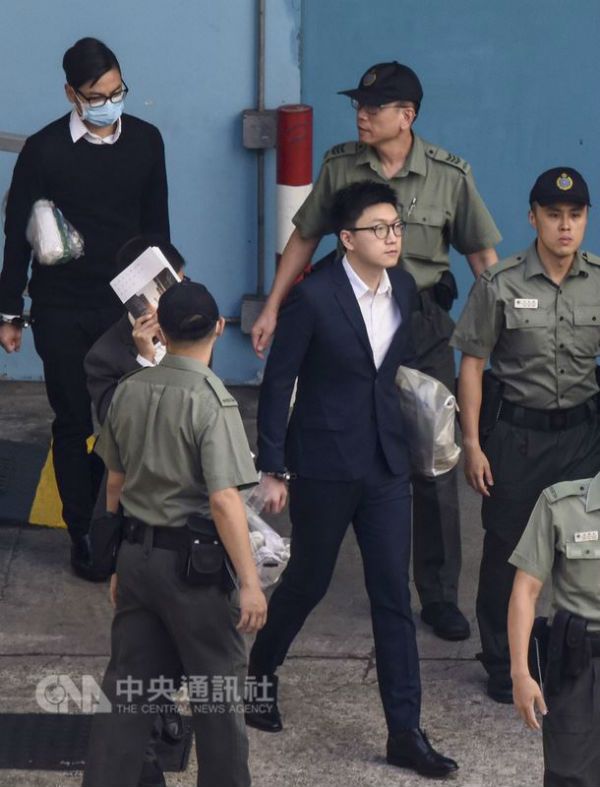 香港本土民主前线（本民前）前发言人梁天琦因为暴动罪被法院判刑6年，外界有人觉得刑期过重，引来一番争议。