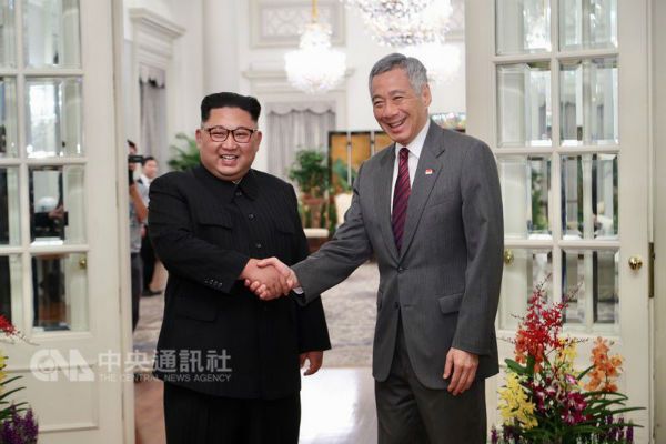 川金会倒数计时，新加坡总理李显龙（右）10日晚间与朝鲜领袖金正恩（左）会面，两人握手寒暄。（新加坡通讯及新闻部提供）中央社记者黄自强传真　107年6月10日