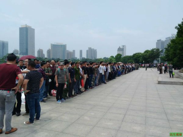 江苏镇江老兵维权被打伤 数百人抗议