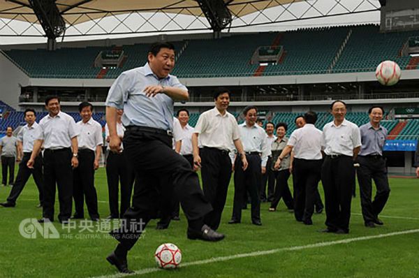 2008年7月，时任国家副主席的习近平考察北京奥运会秦皇岛足球赛区。虽然穿着皮鞋和正装，但他仍然展示了自己的脚法。（取自中国共产党新闻网）中央社 107年7月5日