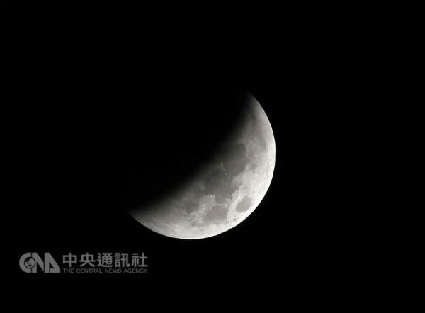 从格林威治时间27日17时14分至23时28分（台湾时间28日凌晨1时14分至7时28分），全世界约有一半地区看到的月亮是被地球阴影部分或全部遮蔽，历时6小时14分。（安纳杜鲁新闻社提供）