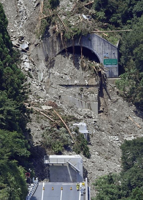 广岛县熊野町内的房屋被土石流冲毁。（共同社提供）