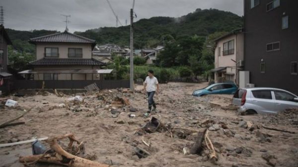 岡山縣的倉敷市整個泡在泥水之中，數千戶人家停水停電