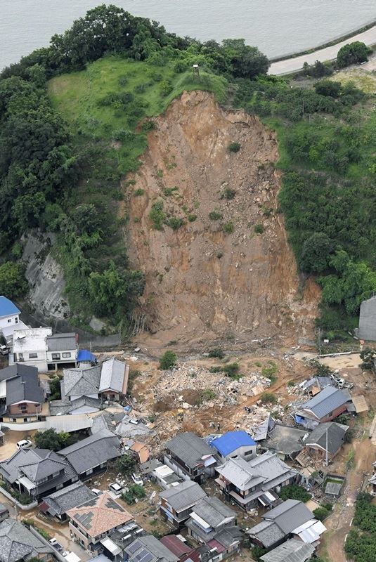 广岛县熊野町内的房屋被土石流冲毁。（共同社提供）