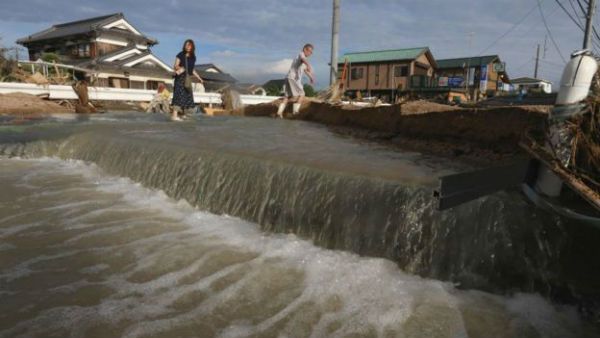 岡山縣的倉敷市整個泡在泥水之中，數千戶人家停水停電