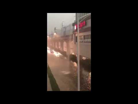 南京街道成河流车子水中游 地下车库激流奔腾