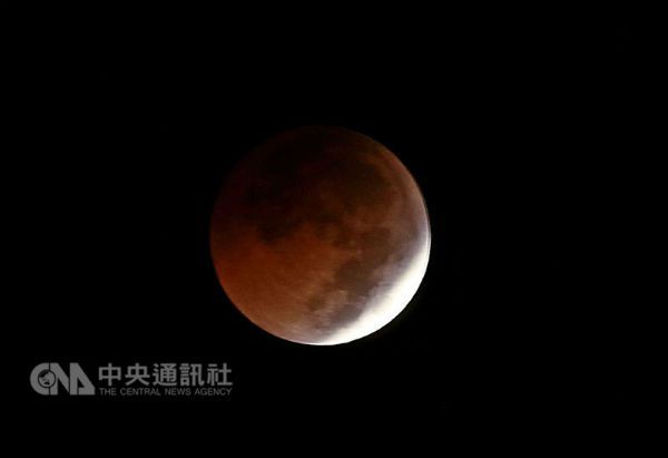 从格林威治时间27日17时14分至23时28分（台湾时间28日凌晨1时14分至7时28分），全世界约有一半地区看到的月亮是被地球阴影部分或全部遮蔽，历时6小时14分。（安纳杜鲁新闻社提供）