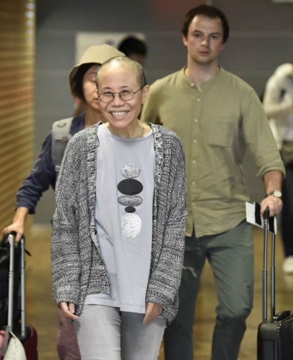 中国诺贝尔和平奖得主刘晓波遗孀刘霞遭软禁8年后重获自由，进入赫尔辛基航站时面带笑容。（路透社提供）