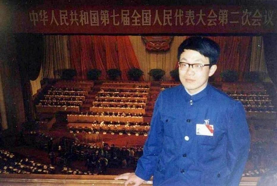 1989年4月4日，俞梅荪在七届全国人大二次会议闭幕式（胡耀邦在主席台前就坐，11天后去世）.jpg