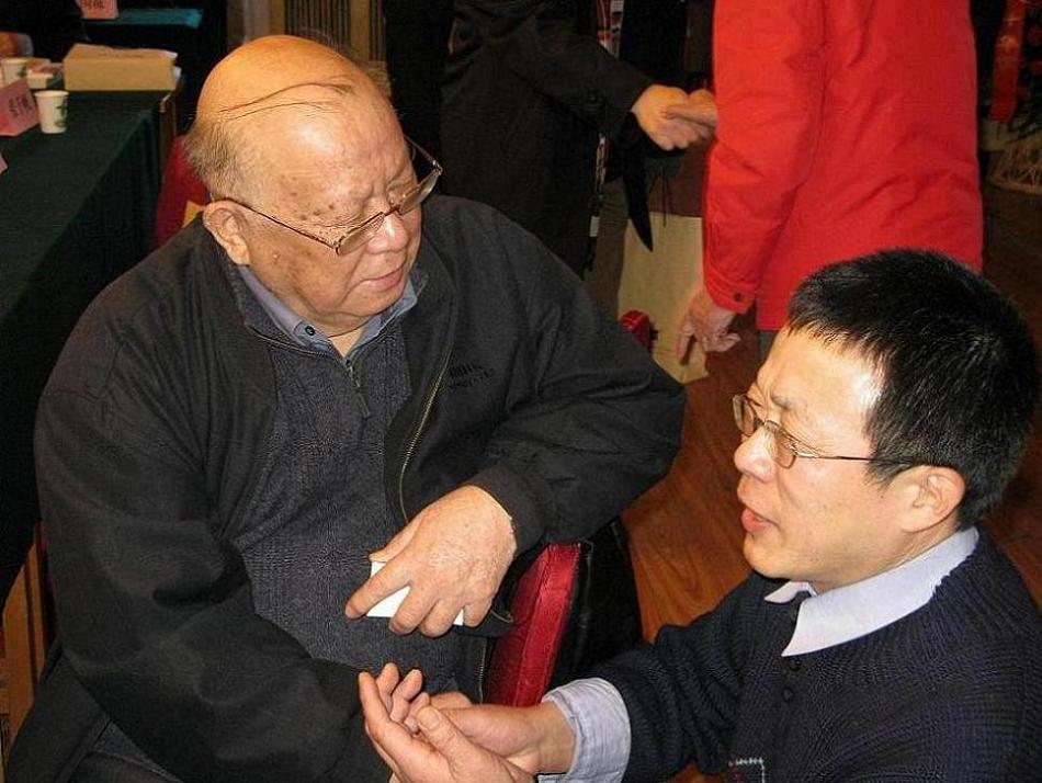 2010年，在江平八十华诞会，江平握着俞梅荪的手问：你现在怎么样？俞答：又陷入新的劫难，什么法呀，都是没用的。会议结束时，江平作《中国的法治处在大倒退时期》讲演.JPG