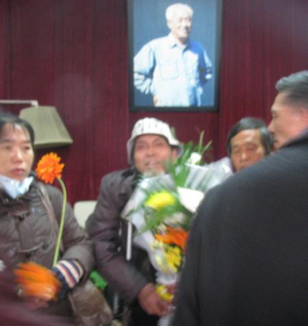 6-早在清明節，乞丐訪民61歲彭慶國（長沙嶽麓區）到紫陽書房獻花。.jpg