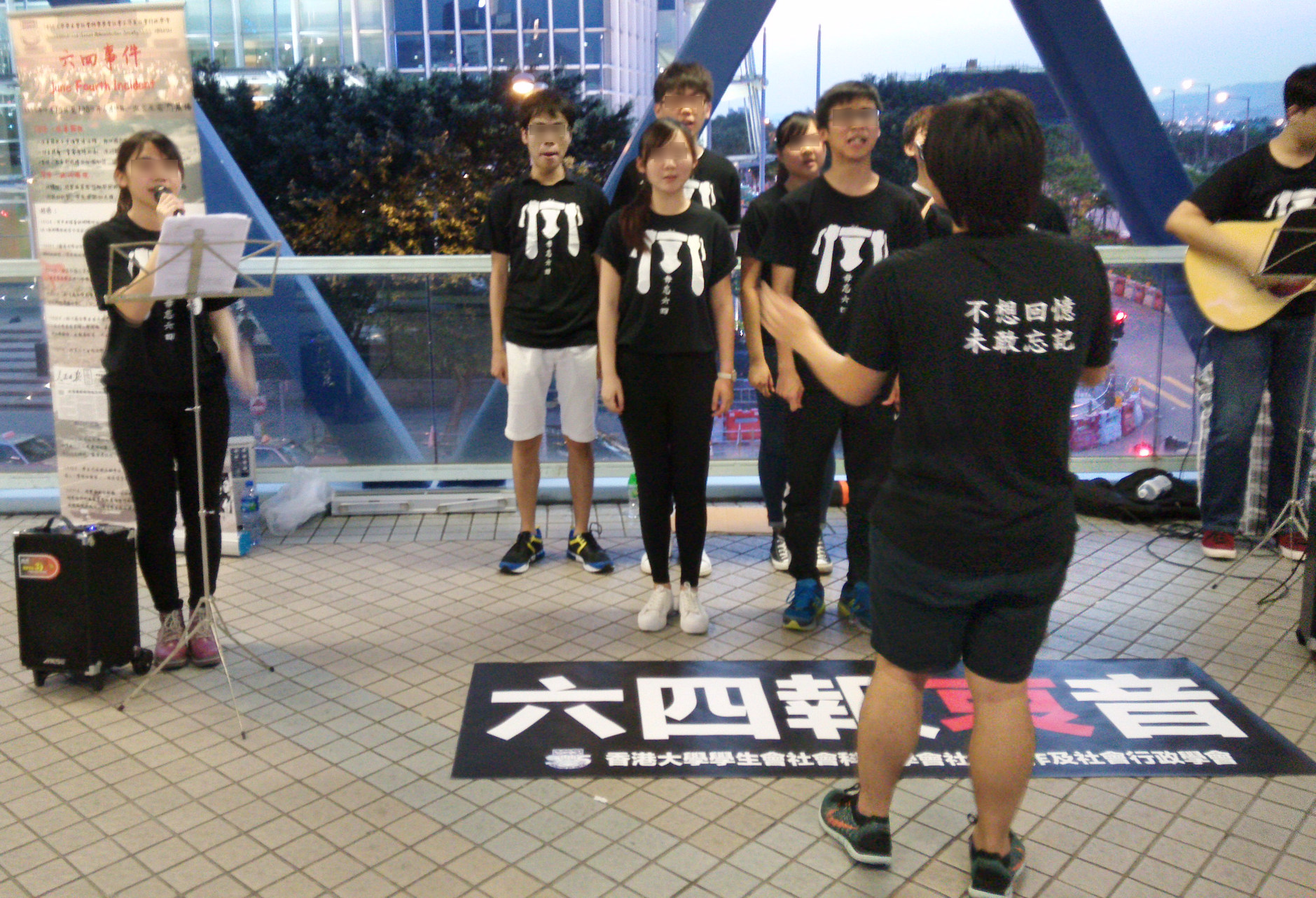 香港學生表演 六四報哀音1.jpg