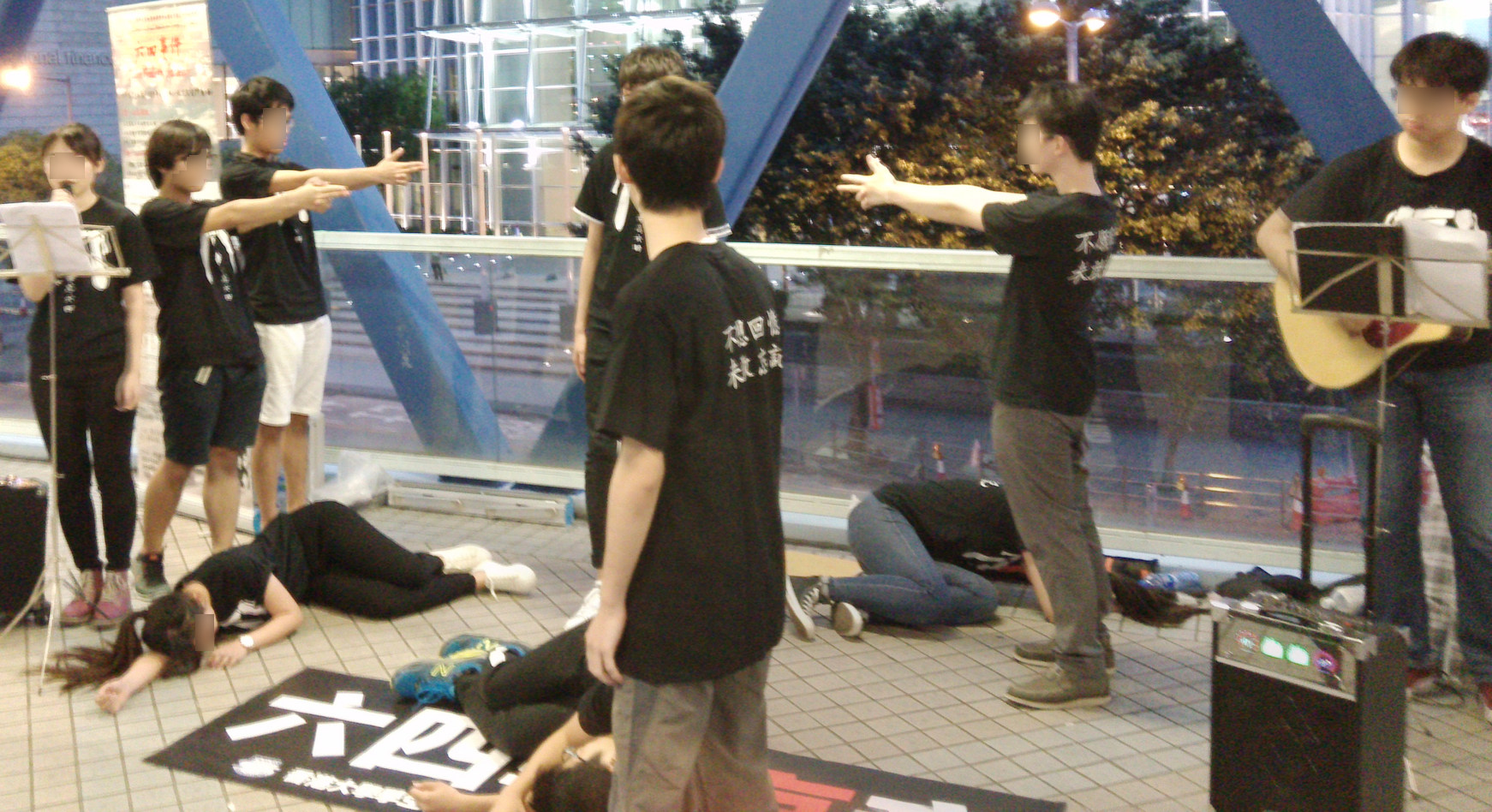 香港學生表演 六四報哀音2.jpg