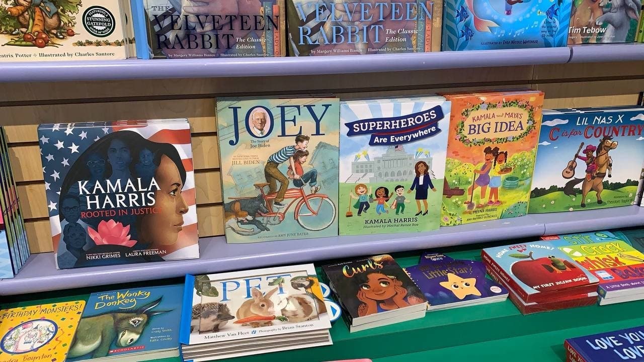 乔白等和贺锦鲤欺骗小童的书已经在美国书店上架了.jpg