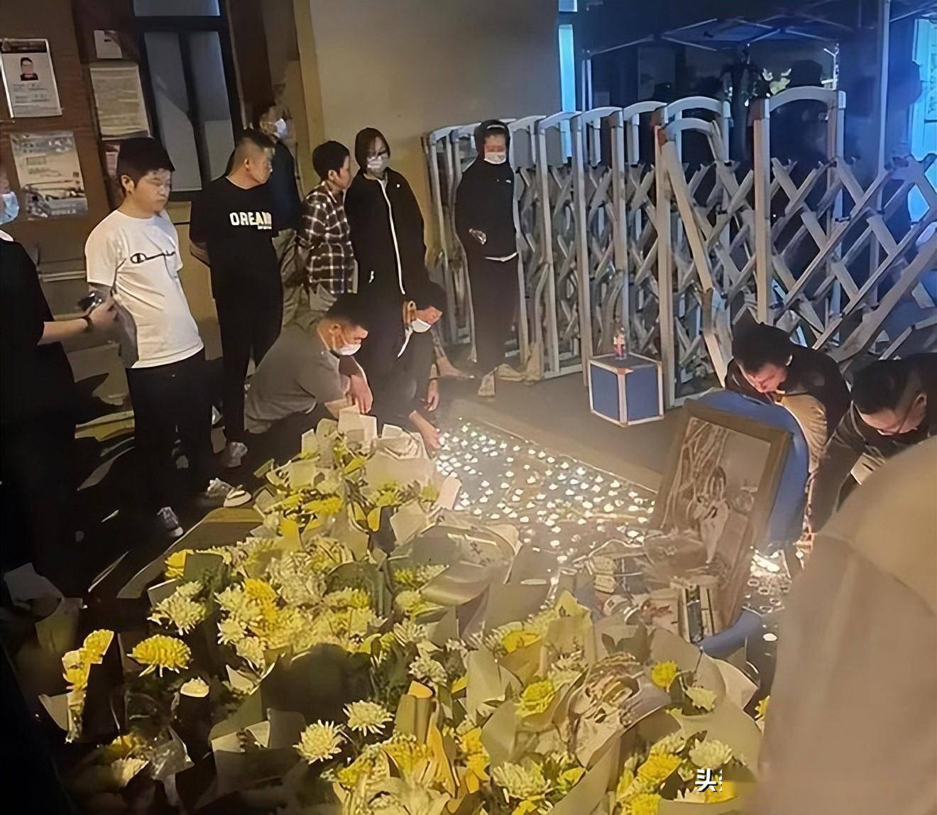 烛光祭奠谭同学 校门口.jpeg