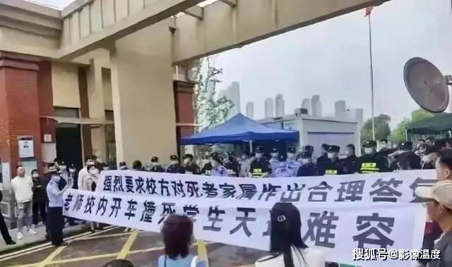 校门拉横幅.jpg