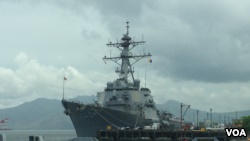 2014年6月26日，停靠在菲律宾苏比克湾的美国海军“约翰·麦凯恩号”驱逐舰。（美国之音奥伦戴恩拍摄）