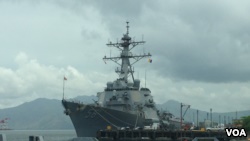 2014年6月26日,停靠在菲律宾苏比克湾的美国海军“约翰·麦凯恩号”驱逐舰。(美国之音奥伦戴恩拍摄)