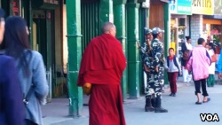 Bhutan-lama：在距离洞朗不远的印度城市大吉岭，街头偶尔可见来自不丹的喇嘛。（美国之音朱诺拍摄，2016年10月20日）