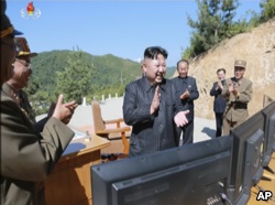 2017年7月4日，朝鲜领导人金正恩在进行洲际弹道导弹发射后庆祝发射成功。（资料照片）