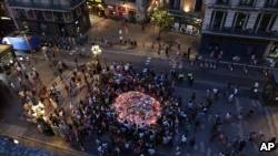 2017年8月18日，人们聚集在巴塞罗那兰布拉大道镶嵌著米罗马赛克的人行道，在追思会上以鲜花、信息与蜡烛向遇难者致意。一辆厢型车冲撞行人，造成至少14人死亡后，在那里停了下来。