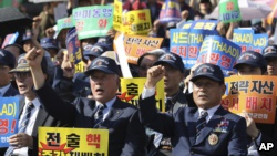 韓國老兵協會成員在首爾舉行的一個集會上呼喊口號譴責朝鮮進行核試射的挑釁行為。（2017年9月12日）