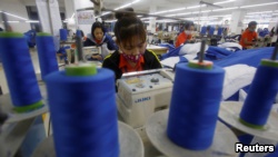 2017年1月5日，越南河内附近兴安省的一个服装厂工人在工作。