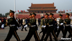 中国武警迈步通过天安门广场。