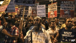 示威者星期六在雅典举行反法西斯集会，悼念说唱歌手费萨斯。（2017年9月16日）