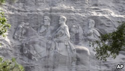 2015年23月23日的照片显示，在加利福尼亚州的石山有南方邦联领导人杰斐逊·戴维斯和军事领导人汤玛斯·“石墙”·杰克逊将军与罗伯特·李将军的石像。有人主张拆除这个石像。
