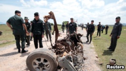 泰国陆军士兵在南部北大年府发生路边炸弹袭击的地方进行搜索 (2017年6月19日)