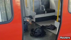2017年9月15日，英国伦敦的帕森斯格林车站的地铁列车上，发现一个装在超市购物袋里的白色塑料桶（照片来自社交媒体，由SYLVAIN PENNEC提供）