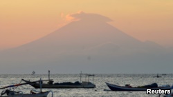 9月21日從印尼龍目島馬塔蘭眺望活火山阿貢山（安塔拉圖片提供）