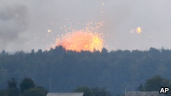 乌克兰首都基辅以西一个军事基地的弹药库发生剧烈爆炸。（2017年9月27日）