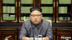 朝鲜领导人金正恩宣读声明，对美国总统川普的联大讲话做出回应 (朝中社2017年9月22日发布)