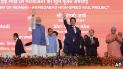 印度总理莫迪(左)和日本首相安倍晋三(右)在印度艾哈迈达巴德高速铁路项目的庆功仪式上(2017年9月14日)