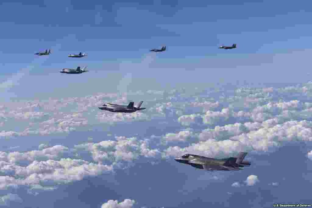 美国空军F-35隐形战机和南韩F-15战斗机飞越朝鲜韩国（2017年8月31日）。美国派出6架最先进战机飞赴韩国，参加美韩轰炸实弹演习。其中包括两架B-1B超音速轰炸机和四架F-35隐形战机。韩国有四架F-15战机参加这次演习。