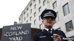 资料-2017年3月23日，英国伦敦警察局代理副局长罗利在新苏格兰场外面跟媒体对话。