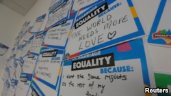 澳大利亚同性婚姻邮寄投票支持者阵营服务中心的手写留言