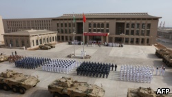 身穿中国几个军兵种军服的人员参加吉布提中国军事基地开幕式。 这是中国第一个海外海军基地，也是中国扩大其国外军事存在的重要一步（2017年8月1日）