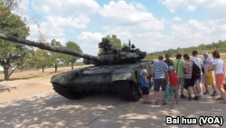 2014年俄罗斯举办军事比赛时在莫斯科郊外展出的T-90A坦克。（美国之音白桦摄）