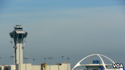 洛杉矶国际机场地标建筑（右）出自黄振捷之手（美国之音国符拍摄）