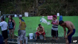 受飓风玛利亚影响的波多黎各灾民排队等待领取饮用水。