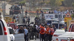 枪击案发生后，以色列保安部队和急救人员聚集在哈尔阿达尔定居点 (2017年9月26日)