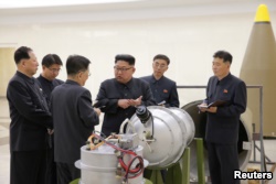 朝鲜官方通讯社9月3日发布的没注明日期的照片显示，朝鲜领导人金正恩就核武项目做指示。