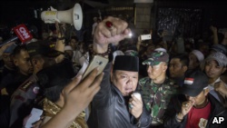 印尼抗议者在法律援助学院办公室外反对共产主义(2017年9月18日)