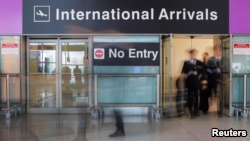 经联邦最高法院批准，川普旅行禁令部分内容生效当天的波士顿洛根国际机场 (2017年6月29日)