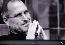 蘋果公司首席執行官庫克在喬布斯劇場介紹新產品，背景是喬布斯巨像的投影（2017年9月12日）